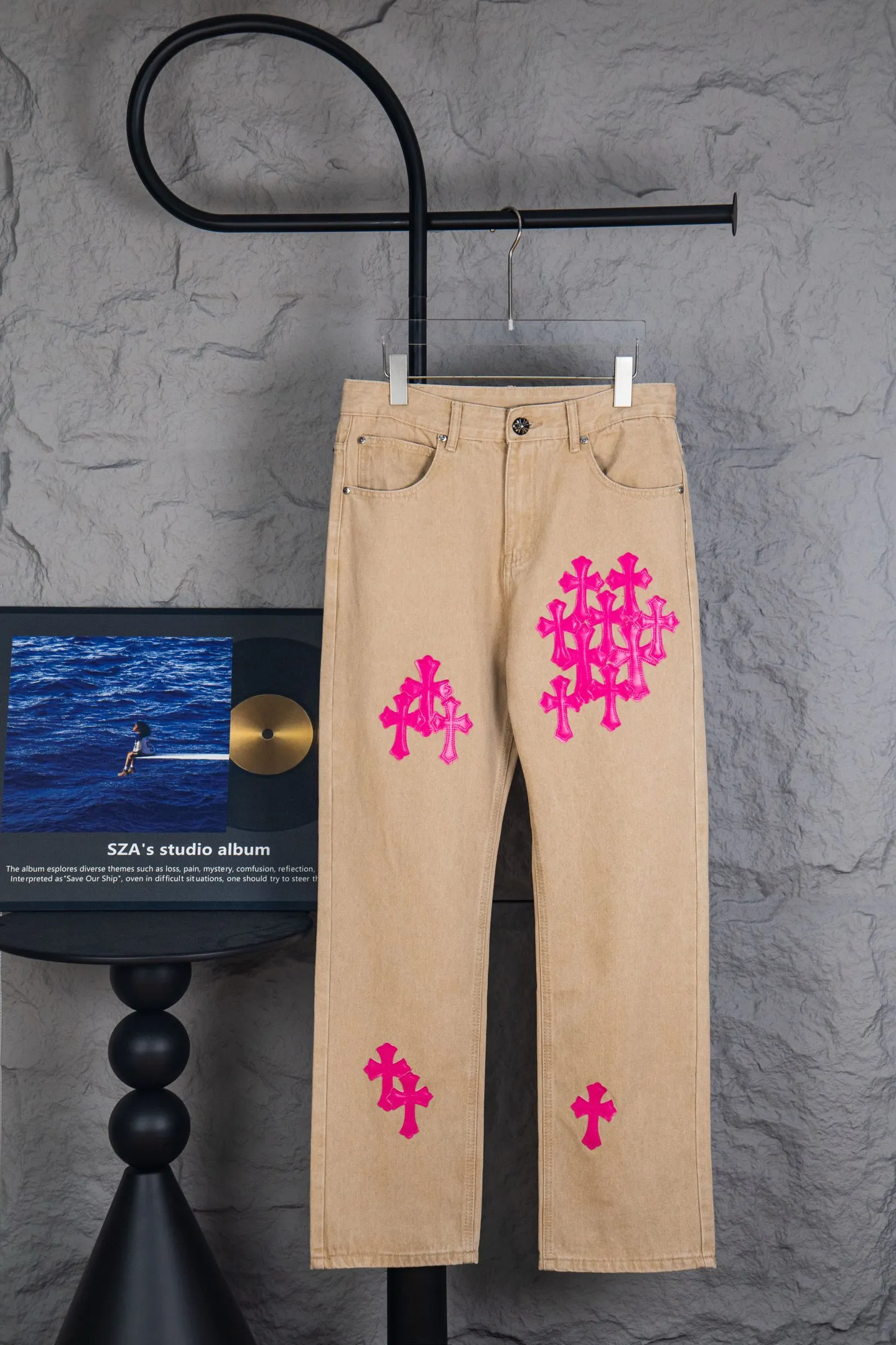 P260 top version CH Chromehearts Miami limited fluorescent pink brown khaki jeans, counter price 34W level, patchwork cross pattern embellishment, washed jeans! ! An absolutely high-end luxury product, a 1.9W-level god-level single product, a super popular product, made by top heavy industry, a magic weapon that cannot be missed! [About Zangyin] This is an extremely luxurious fashion brand that can also be called the aristocracy of the high street. It has always been an exclusive brand for some hipsters or rich second generations. Compared with ordinary high streets, it is more luxurious and noble. Compared with luxury brands, it is more fashionable and individual. It has always been a brand that I have a special liking for. [Top heavy industry fashion design] Consistently high-street luxury style. Speaking of this style, the Zangyin family and GU family are definitely the leading representative brands. Especially the Zangyin family has really achieved a state-of-the-art effect in creating high-street style. The unique washed material is used to create this style. The color system is already quite eye-catching. After it is decorated with patchwork cross flowers, it cleverly highlights the charm of the brand. Secondly, this style uses classic The high-waist cutting design highlights the long legs and fashionable temperament of the upper body. The brand is highly recognizable and the slim fit configuration is more suitable for daily wear. It is a product that interprets personality, fashion, and specifications at a glance. This single product is enough to make any fan excited. It can be a white T-shirt for a youthful college style, or a tight suspender for a royal style. It has strong matching ability and can be easily controlled by men.  [Materials and craftsmanship] Needless to say, this point goes without saying. As an excellent craftsman brand, Zangyin’s requirements for details and craftsmanship are really perfect. The washed color of this model has gone through so many processes, not to mention the embellishment of denim appliques. It is also purely hand-made and sewn. Just like what they believe in, only hand-made things have soul and have the meaning of wear. A top-notch heavy-duty fashionable denim item, I look forward to your perfect interpretation! !  Color: Khaki Size: 28-34